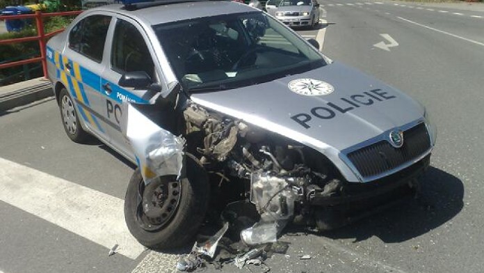 Opilý Ukrajinec ujel v Praze od nehody. Poté nabořil zasahující policisty