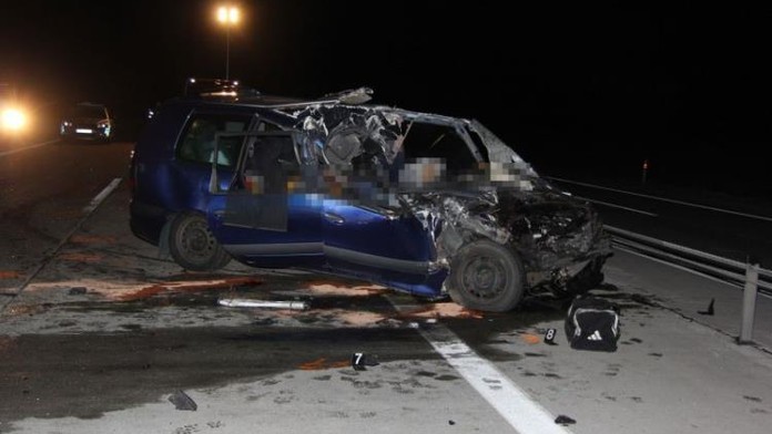 Renault se u Vyškova napasoval pod kamion, tři mrtví