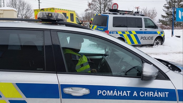 Tragická nehoda v Ostravě. Při srážce auta s vlakem zemřely dvě děti