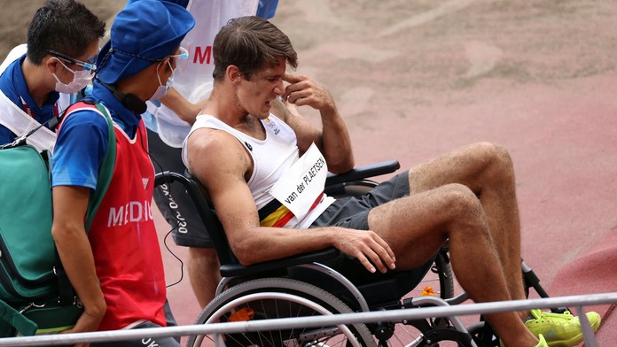 Překonal rakovinu, nyní desetibojaře odvezli na invalidním vozíku