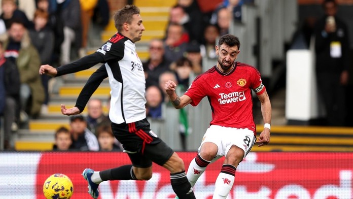 United odmítli další blamáž, Fulham porazili gólem v závěru. Arsenal klopýtl