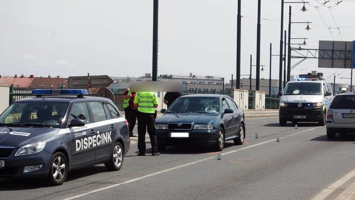 Opilec přebíhal s malým dítětem v náručí silnici, srazilo je auto