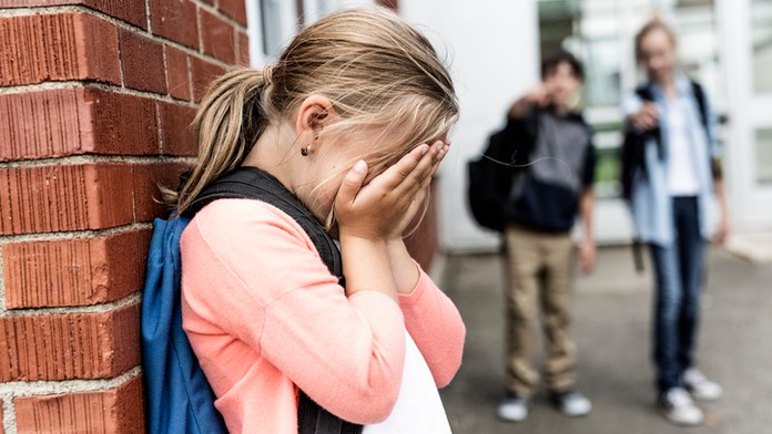 Šikana na hřišti! Dívky holčičku strhly z houpačky, mlátily ji pěstmi