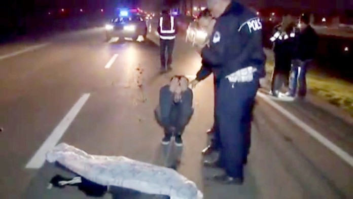 Mladíci si lehli na cestu a dělali si selfie: Přejel je kamion! FOTKY