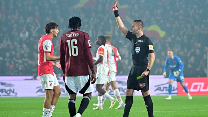 Komise rozhodčích: Chytil vyloučený správně, zranění Dioufa nezaviněné