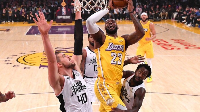 Bitvu o Los Angeles ovládli Clippers, Houston padl s nejhorším týmem