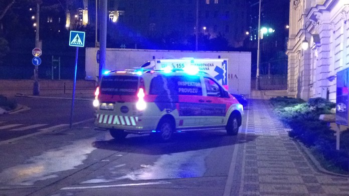 Ve Státní opeře spadl technik ze tří metrů, do nemocnice ho vezli s podezřením na poranění páteře!