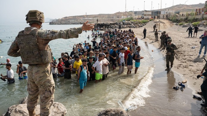 Desetitisíce migrantů už Ceutu opustily. Nedali nám ani chleba, stěžují si