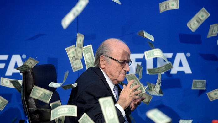 Blatter chytil sprchu plnou peněz! Komik mu připomněl úplatky