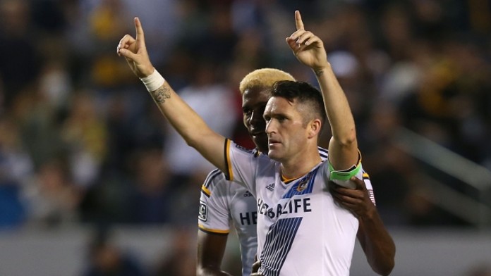 GENIÁLNÍ! Robbie Keane vyzrál na všechny, stačil oblouček