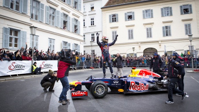 Vettel se s Red Bullem proháněl v ulicích Štýrského Hradce
