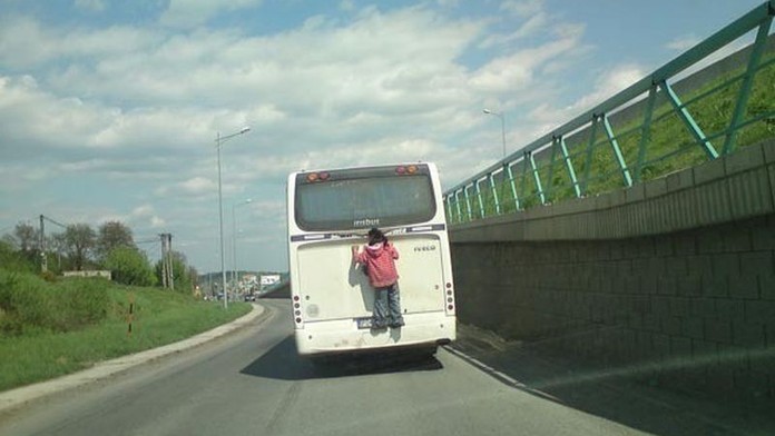 HRŮZNÉ FOTO: Chtěla ušetřit, nebo riskovala? Tak se jezdí v Prešově!