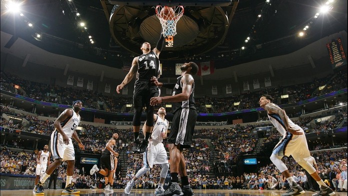 Spurs i Cleveland slaví rychlý postup, Golden State řeší problém