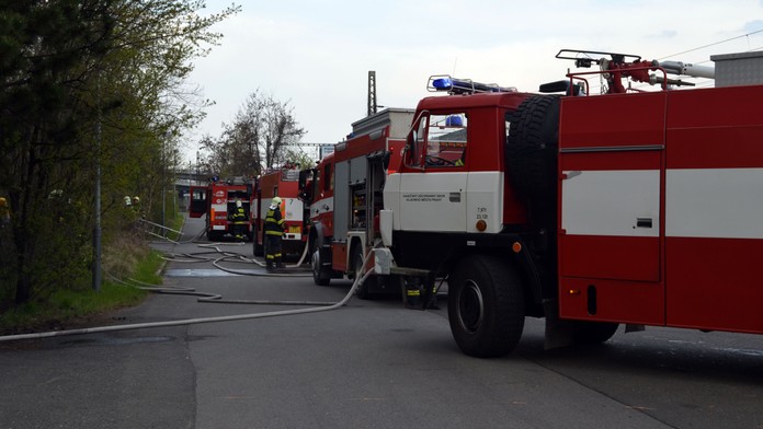 Ve Slaném se vyvalila opěrná zeď na silnici od Velvar, doprava stojí