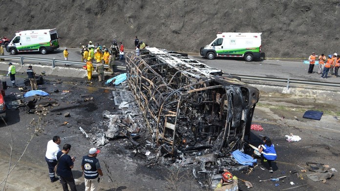 Obrovská tragédie v Mexiku: Při nehodě autobusu zemřelo 23 lidí!