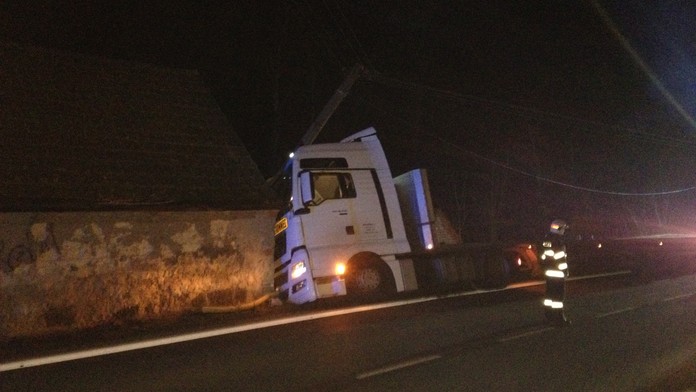 Nehoda: Kamion přerazil sloup vysokého napětí a narazil do domu