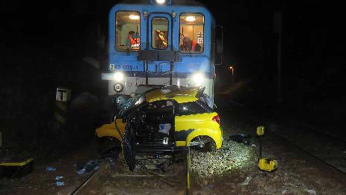 Vlak zdemoloval auto. Za volantem byl mladík (17). Řidičák už měl