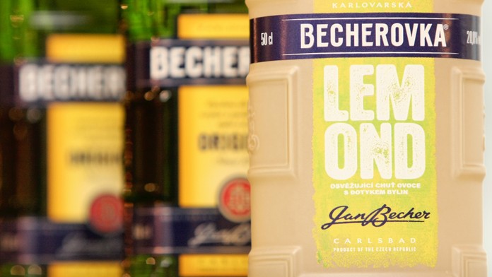 Becherovka zastavila výrobu, nechce plnit sklady