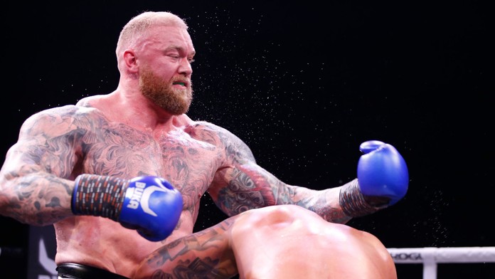 Hafthor Bjornsson v souboji se Simonem Vallilym