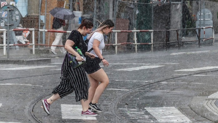 Na Česko se žene studená fronta. Teploty prudce klesnou, bude pršet a hrozí bouřky