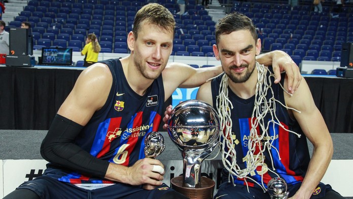 Jan Veselý (vlevo) s Tomášem Satoranským slaví španělský titul