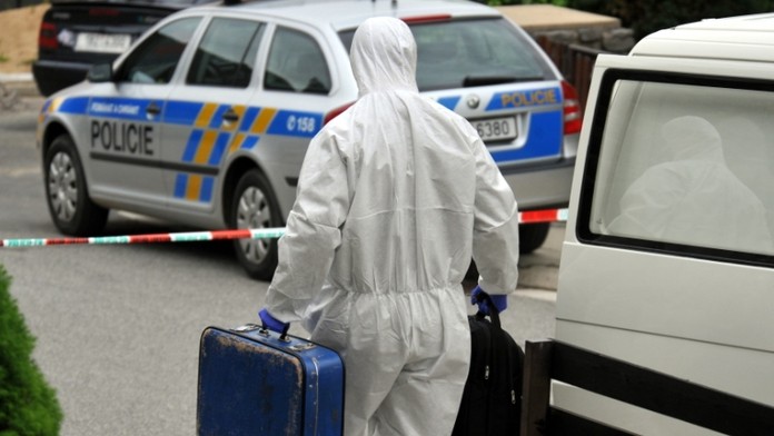 Po autě v Peci pod Sněžkou někdo nejspíš vystřelil! Na místě zasahují policisté!