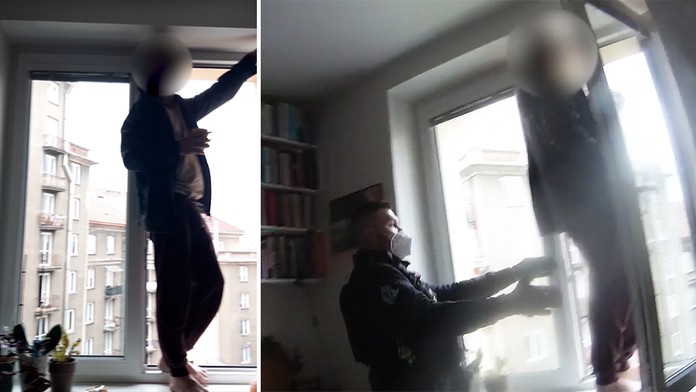 Muž stál v okně 4. patra a popíjel kávu. Policista zakročil