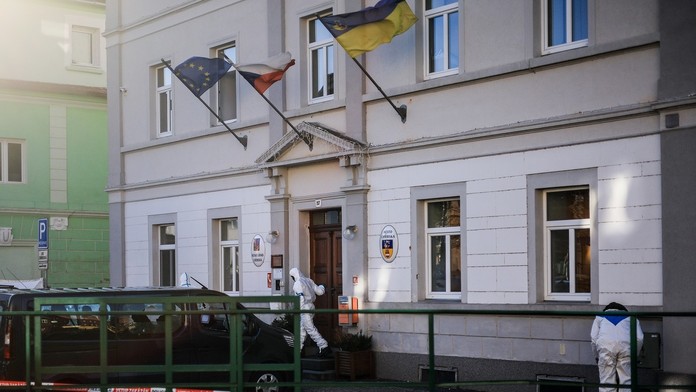Lidé se na sítích pustili do města, jímž otřásla tragédie. Spletli si vlajku