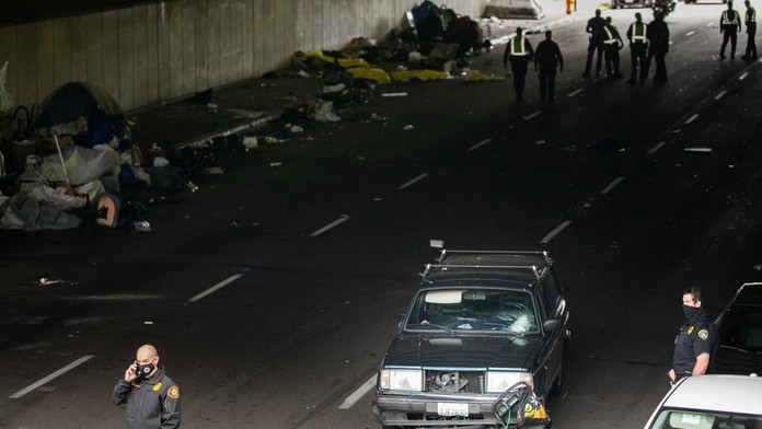 Auto smetlo tábor bezdomovců na chodníku v San Diegu, tři jsou mrtví