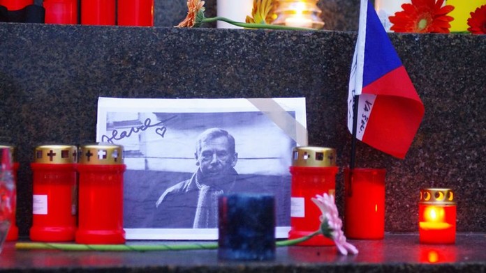 OBRAZEM: Tisíce svíček na počest Václava Havla