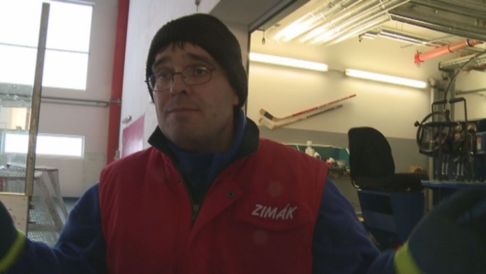 To je on! Domažlický policista, který na služebně strkal prsty ženě mezi nohy