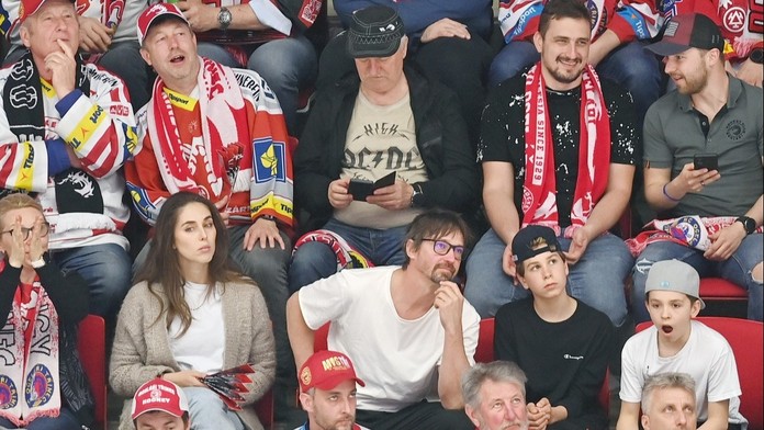 Trojnásobný mistr světa je znovu otcem, výrazně mladší misska mu porodila dceru