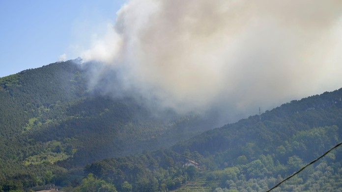 Itálii pustoší lesní požáry. Z okolí Pisy evakuovali tisíce lidí