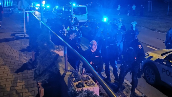 Fotbalisté slavili před hospodou po zavíračce, přijeli na ně těžkooděnci