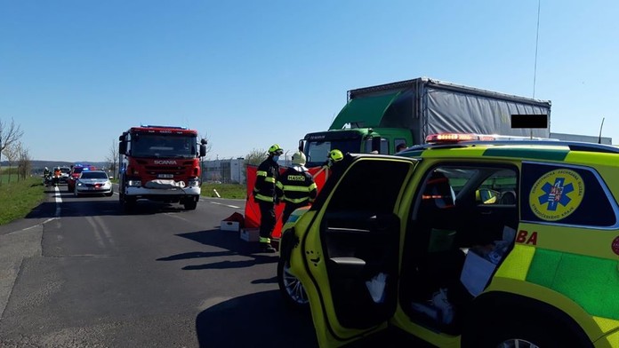 Po nehodě přiběhli na pomoc svědci, motorkáře už se oživit nepodařilo