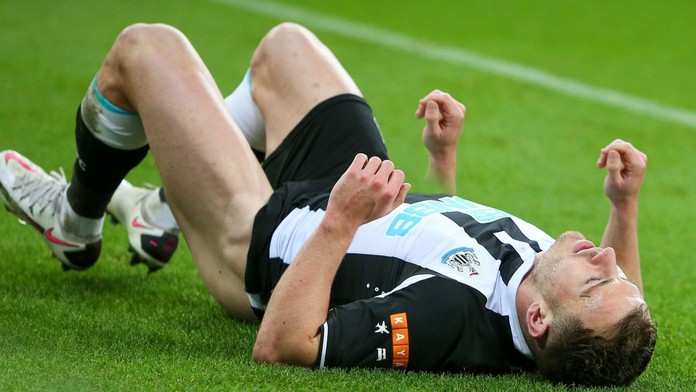 Newcastle se topí v problémech a hledá útočníka. Spasí Straky Schick?