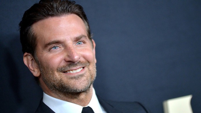 Fotografie, která ženám láme srdce. Bradley Cooper se vášnivě líbal s mužem