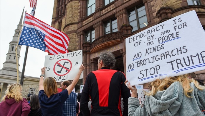 S Trumpem nesouhlasí ani polovina USA. Protestují lidé v ulicích i politici, 4. 3. 2025