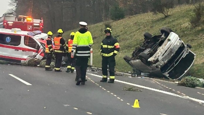 Dvě nehody najednou. Na D6 se zranili čtyři lidé, bourala i sanitka