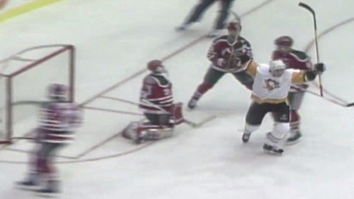 Bylo to přesně 26 let! Takhle dal Jágr svůj první gól v NHL