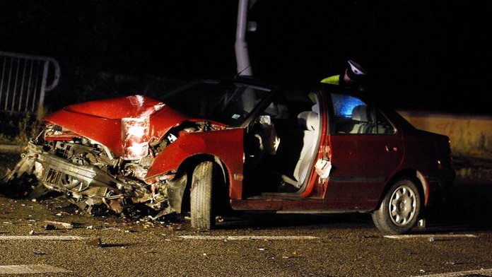 Policista namol boural, sotva stál na nohou a oháněl se průkazem