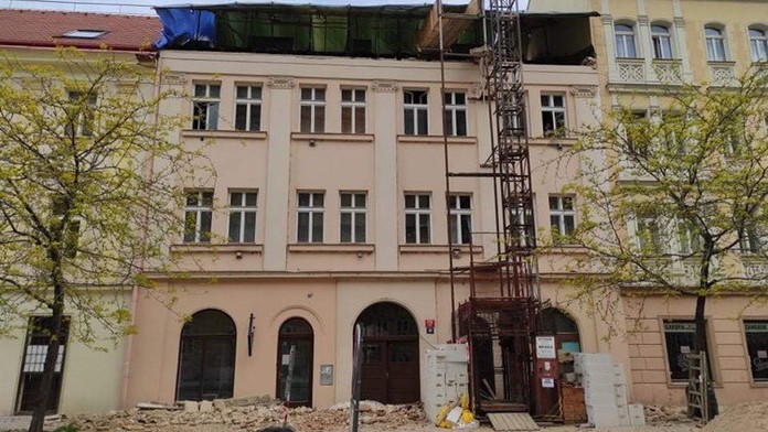 Utržená římsa v Praze zasypala ulici. Stavba nebyla značená, tvrdí lidé