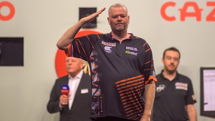 Legendární van Barneveld na MS postoupil, naopak Sherrocková končí