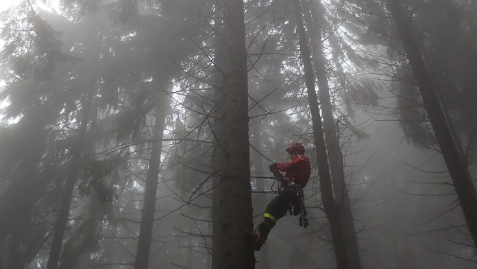 Paraglidista uvízl poblíž Ještědu. Sundat ho museli hasiči