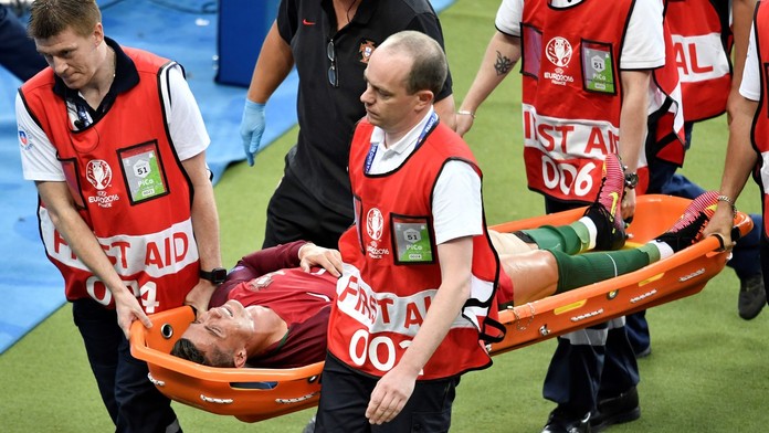 Hvězda na nosítkách: Finále pro Ronalda skončilo pláčem