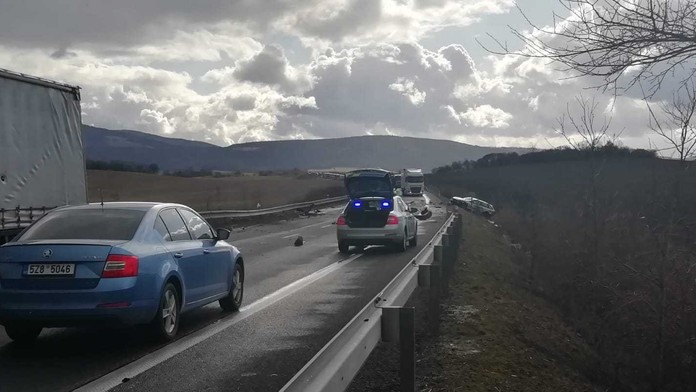 Po srážce tří aut na Uherskobrodsku zemřel jeden člověk