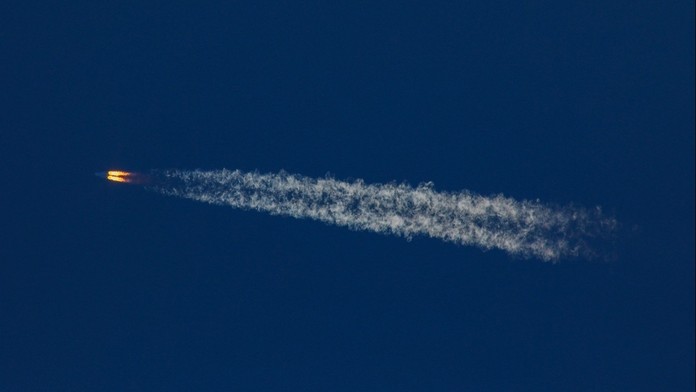 Trosky čínské rakety padají z vesmíru k Zemi. Odborníci neví, kde nakonec skončí