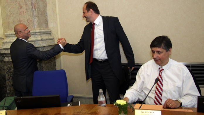 Odcházející ministři se obdarovali knížkami, vínem a hodinkami