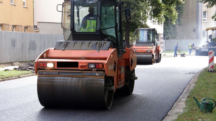 NEŠTĚSTÍ V OLOMOUCI: Muže přejel válec! Na místě byl mrtvý
