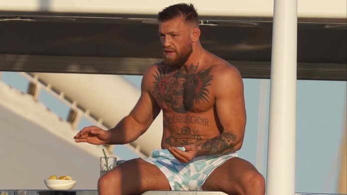 Zbláznil se? McGregor sdílel kontroverzní video. Jsou to hrátky s přítelkyní?